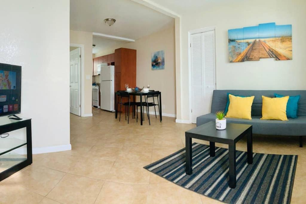 Hollywood Beach Apartments - Walk To The Beach Exterior photo