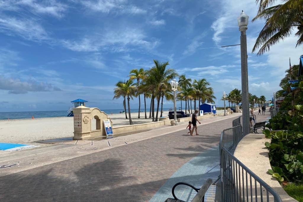 Hollywood Beach Apartments - Walk To The Beach Exterior photo